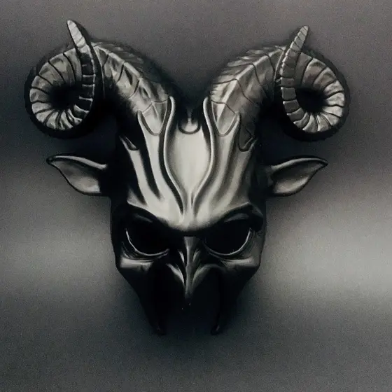 Máscara Baphomet con Cuernos Negro y Dorado