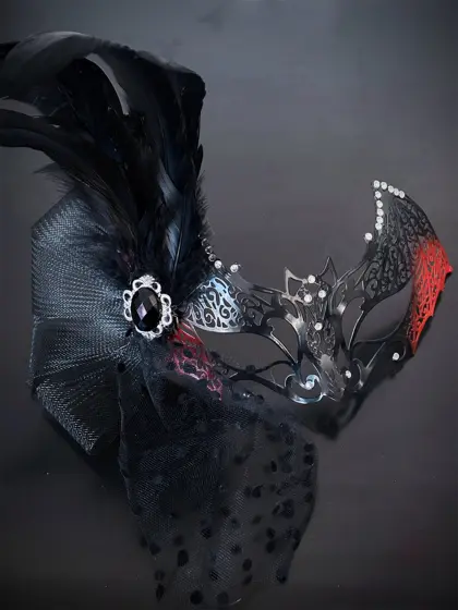 Máscara Alas de Murciélago con Plumas Negras