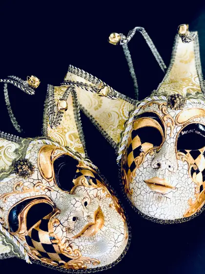 Par de Máscaras Venecianas de Bufón Dorado y Marfil