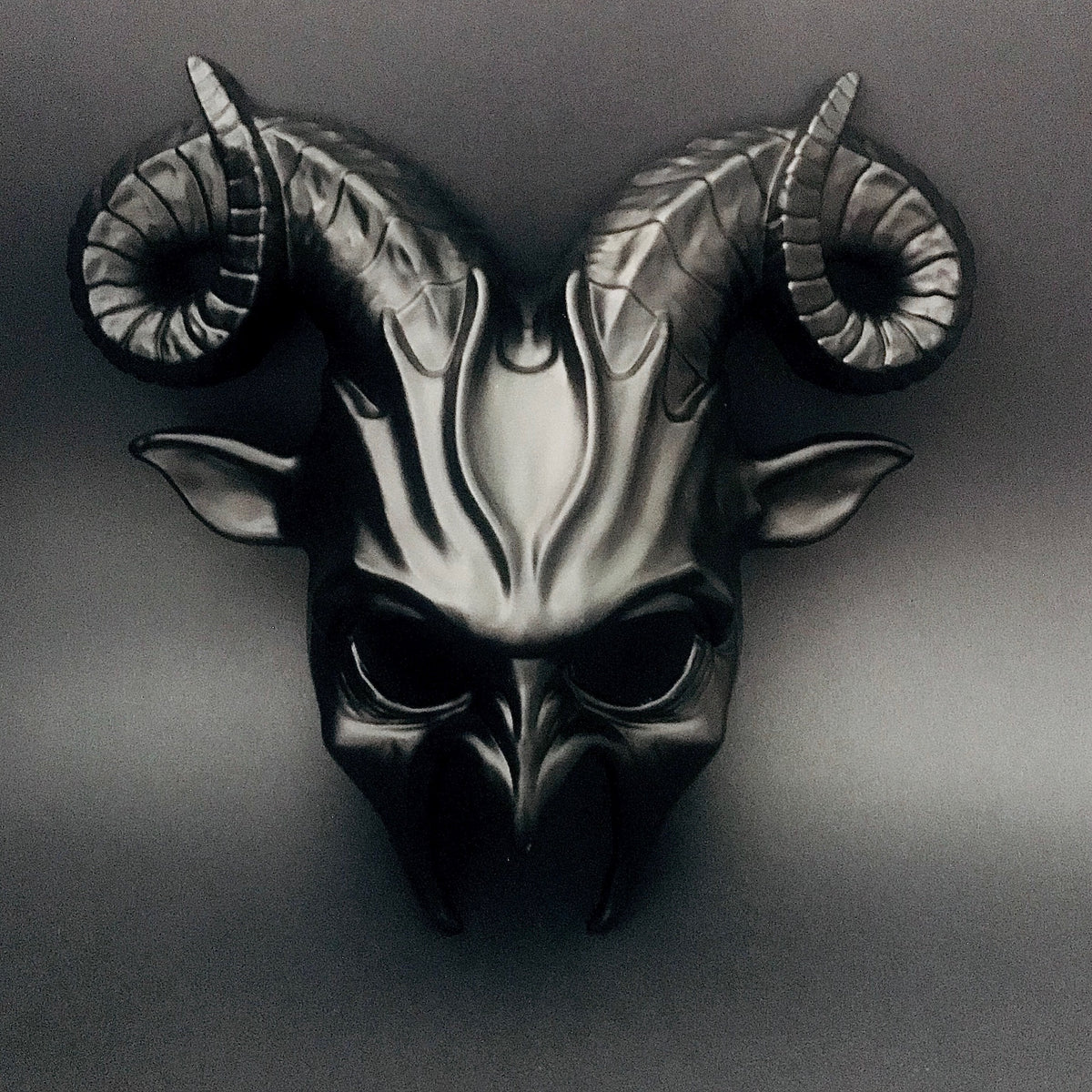 Máscara Baphomet con Cuernos Negro y Dorado, foto 1 de 8
