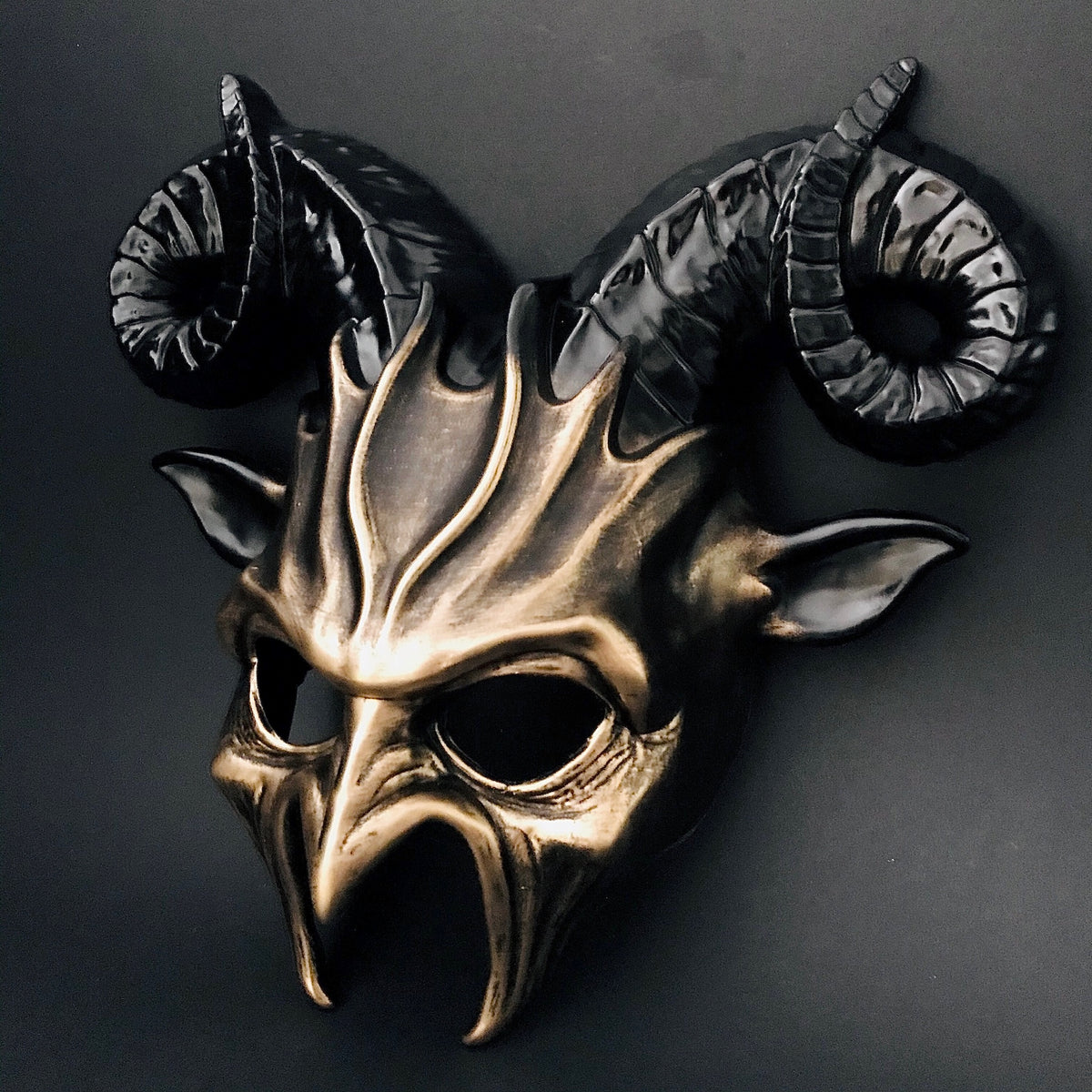 Máscara Baphomet con Cuernos Negro y Dorado, foto 2 de 8
