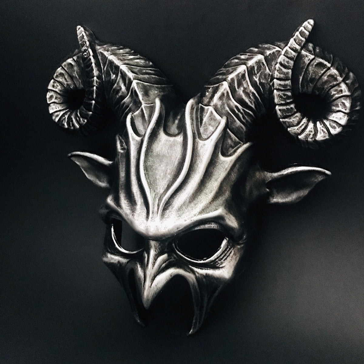 Máscara Baphomet con Cuernos Negro y Dorado, foto 5 de 8