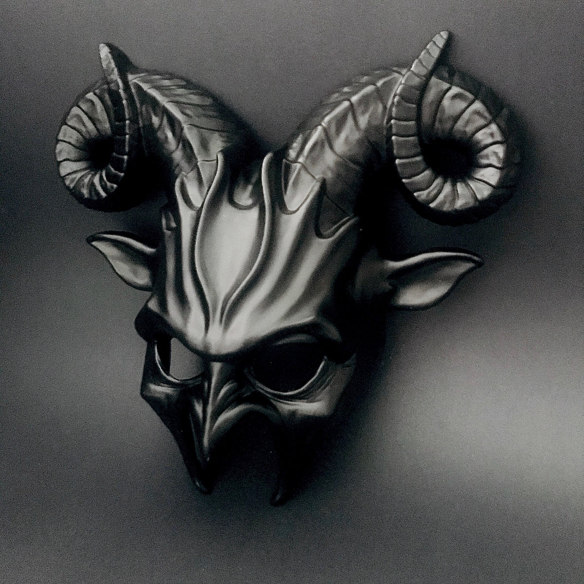 Máscara Baphomet con Cuernos Negro y Dorado, foto 6 de 8