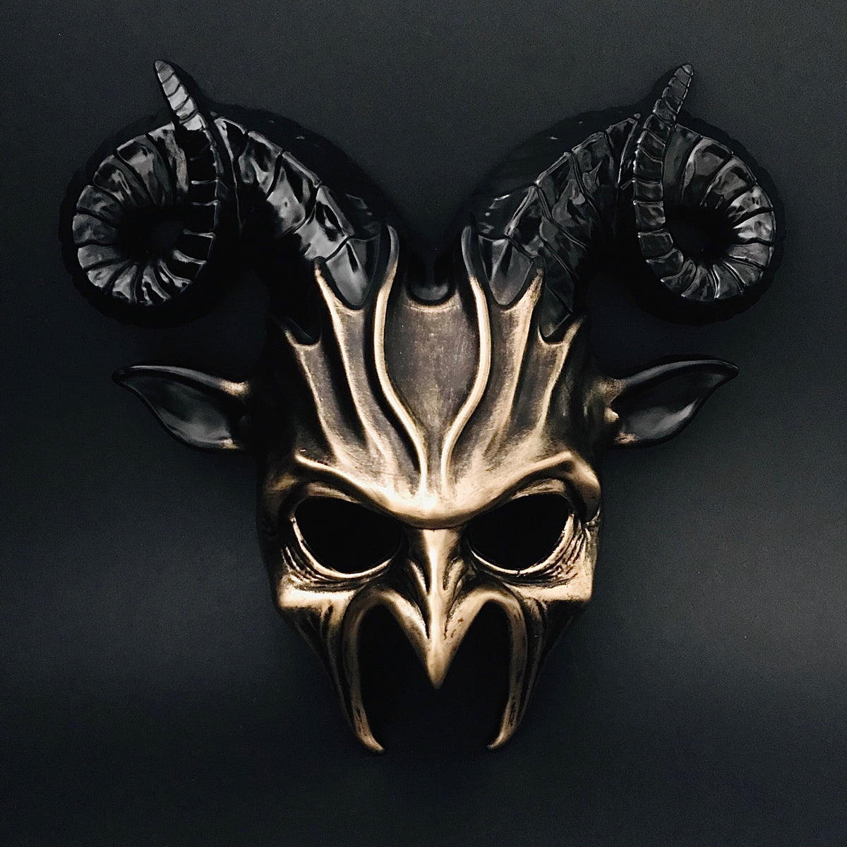Máscara Baphomet con Cuernos Negro y Dorado, foto 7 de 8