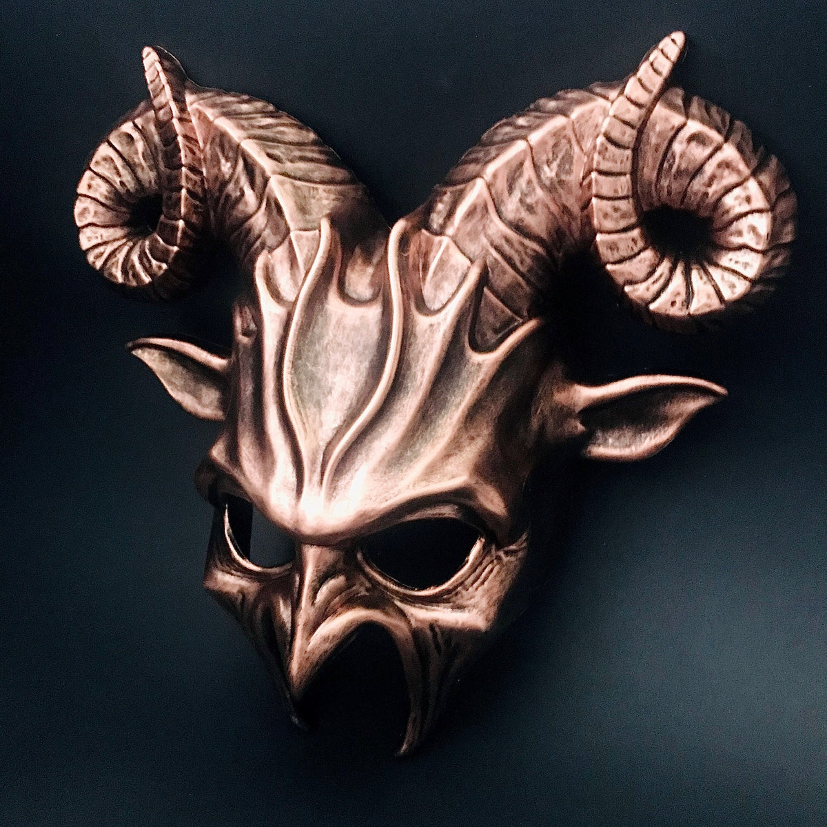Máscara Baphomet con Cuernos Negro y Dorado, foto 8 de 8