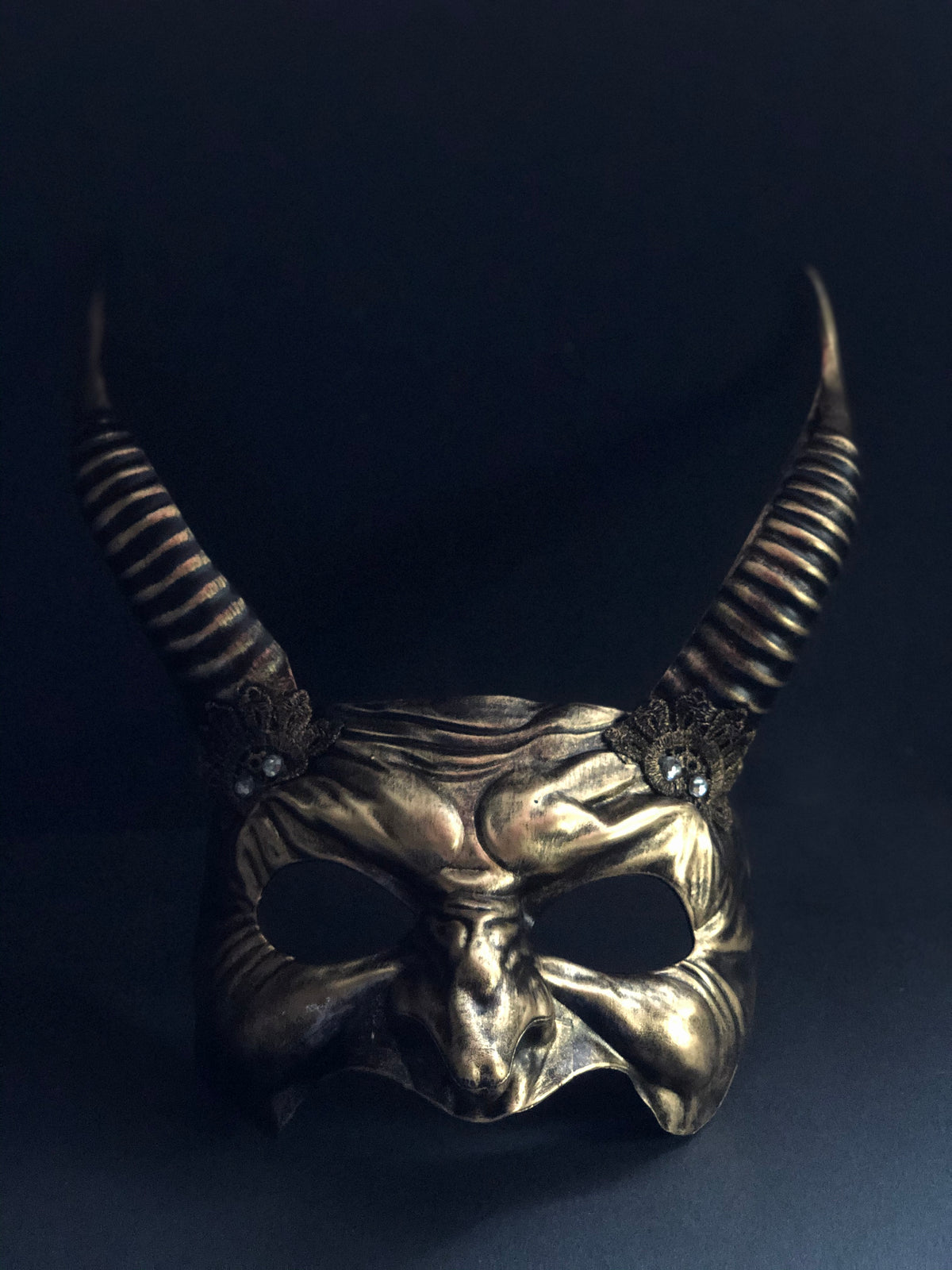 Máscara de Diablo con Cuernos Dorada y Negra, foto 1 de 4