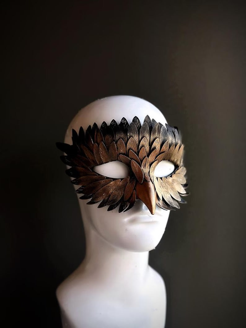 Máscara de Águila con Plumas Bronce y Negra, foto 1 de 3