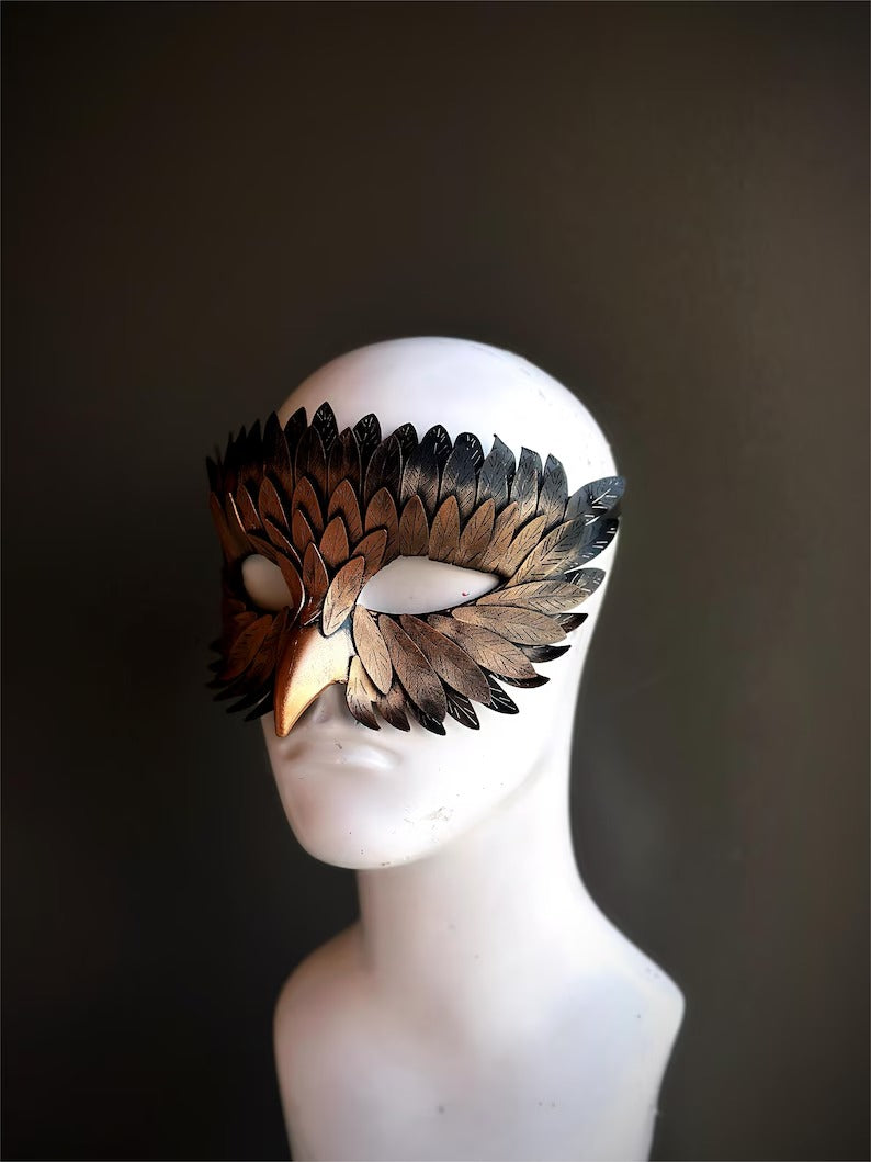 Máscara de Águila con Plumas Bronce y Negra, foto 2 de 3